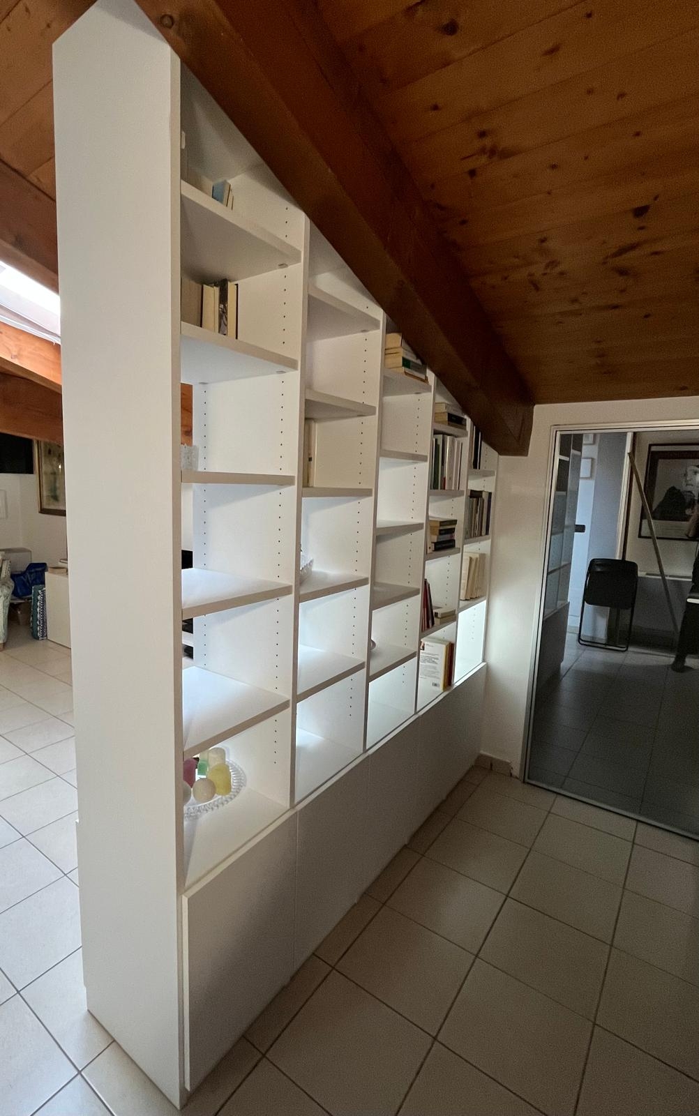 Libreria su misura a scaletta 5 vani modificata con anta